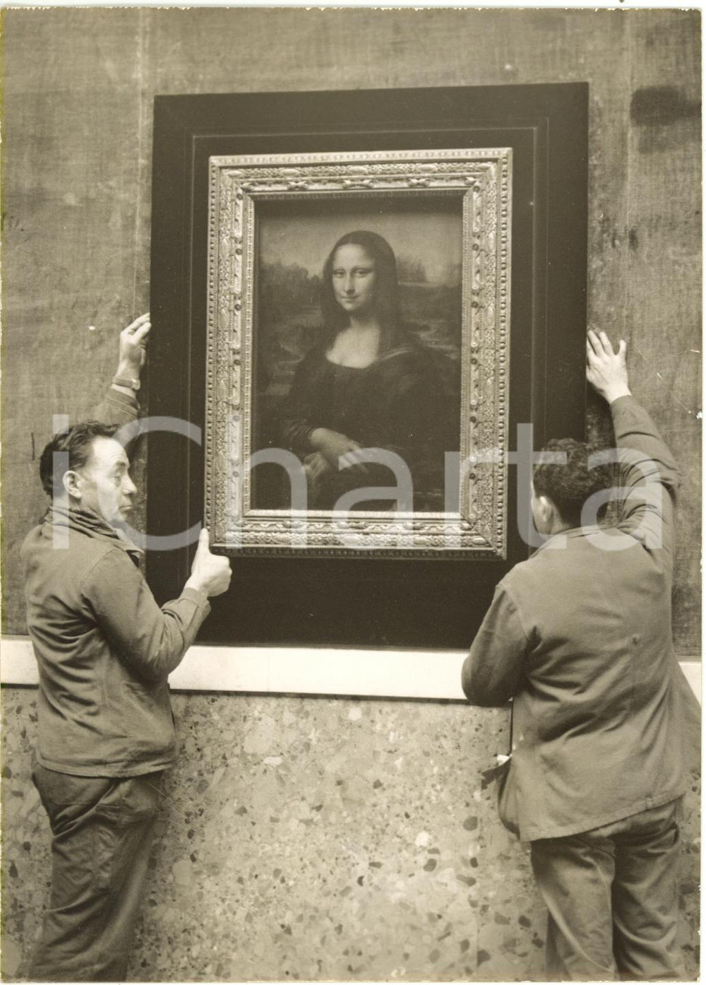1963 PARIGI Museo del LOUVRE Addetti riposizionano GIOCONDA di Leonardo DA VINCI