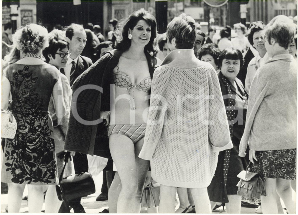1967 LONDON - OXFORD STREET Modelle indossano copricostume di lana *Foto 18x13