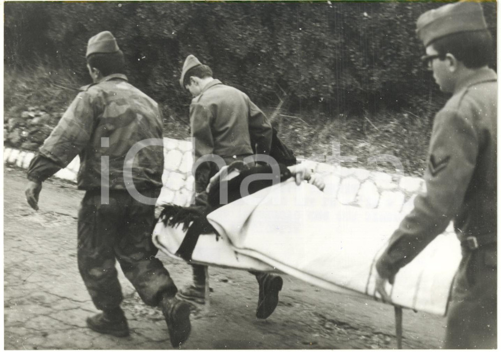 1968 GIBELLINA (TP) Terremoto del BELICE - Anziano trasportato in barella *Foto