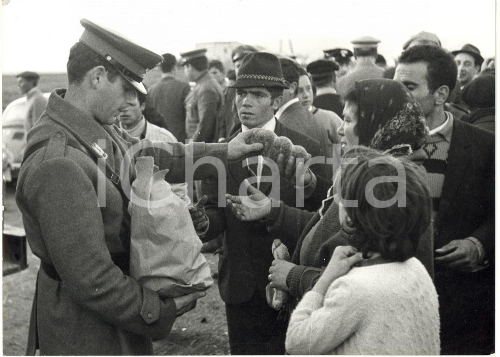 1968 TERREMOTO DEL BELICE - Distribuzione di generi alimentari alla popolazione
