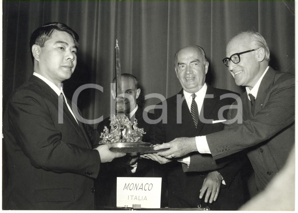 1968 MILANO Cineconvegno MIFED - Eitel MONACO consegna "Trofeo dei 5 continenti"
