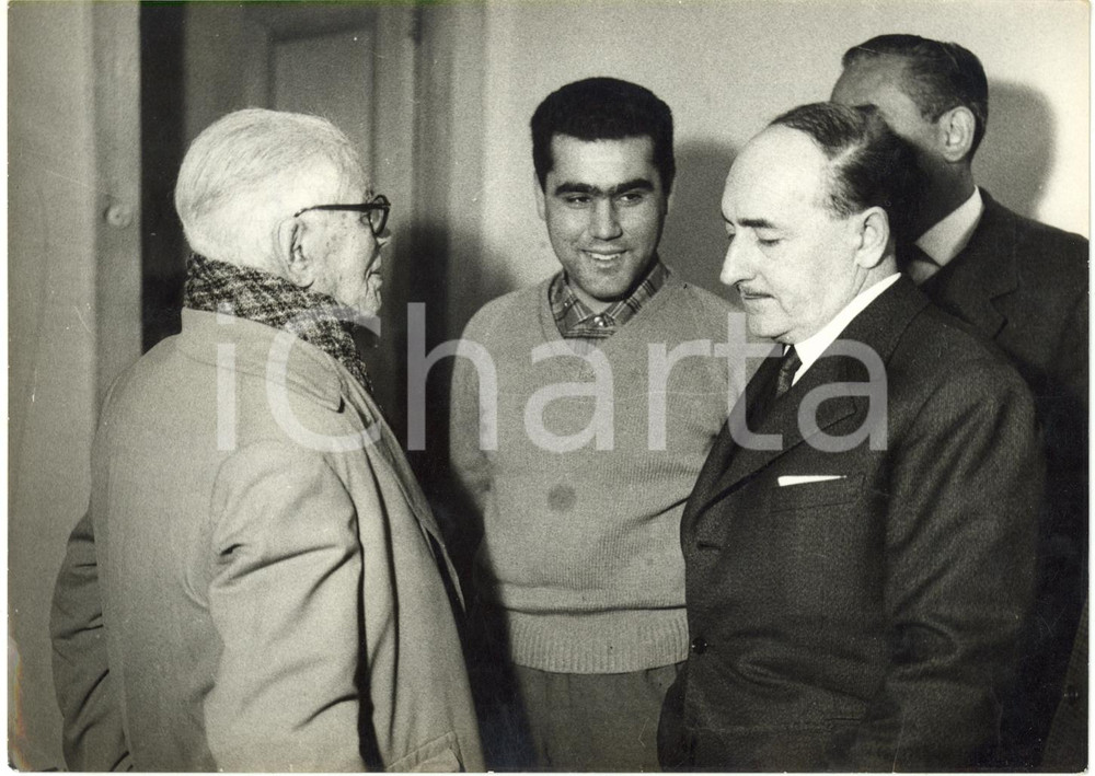 1959 ROCCALUMERA (ME) - Salvatore QUASIMODO conversa con il padre Gaetano *Foto