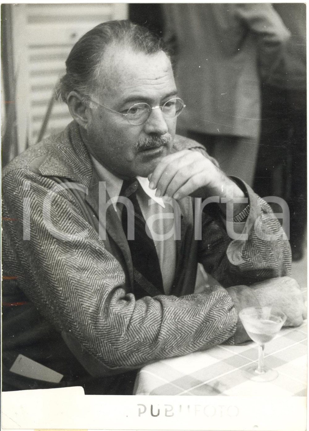 1950 ITALIA (?) Ernest HEMINGWAY al tavolo di un bar - Ritratto *Foto 13x18