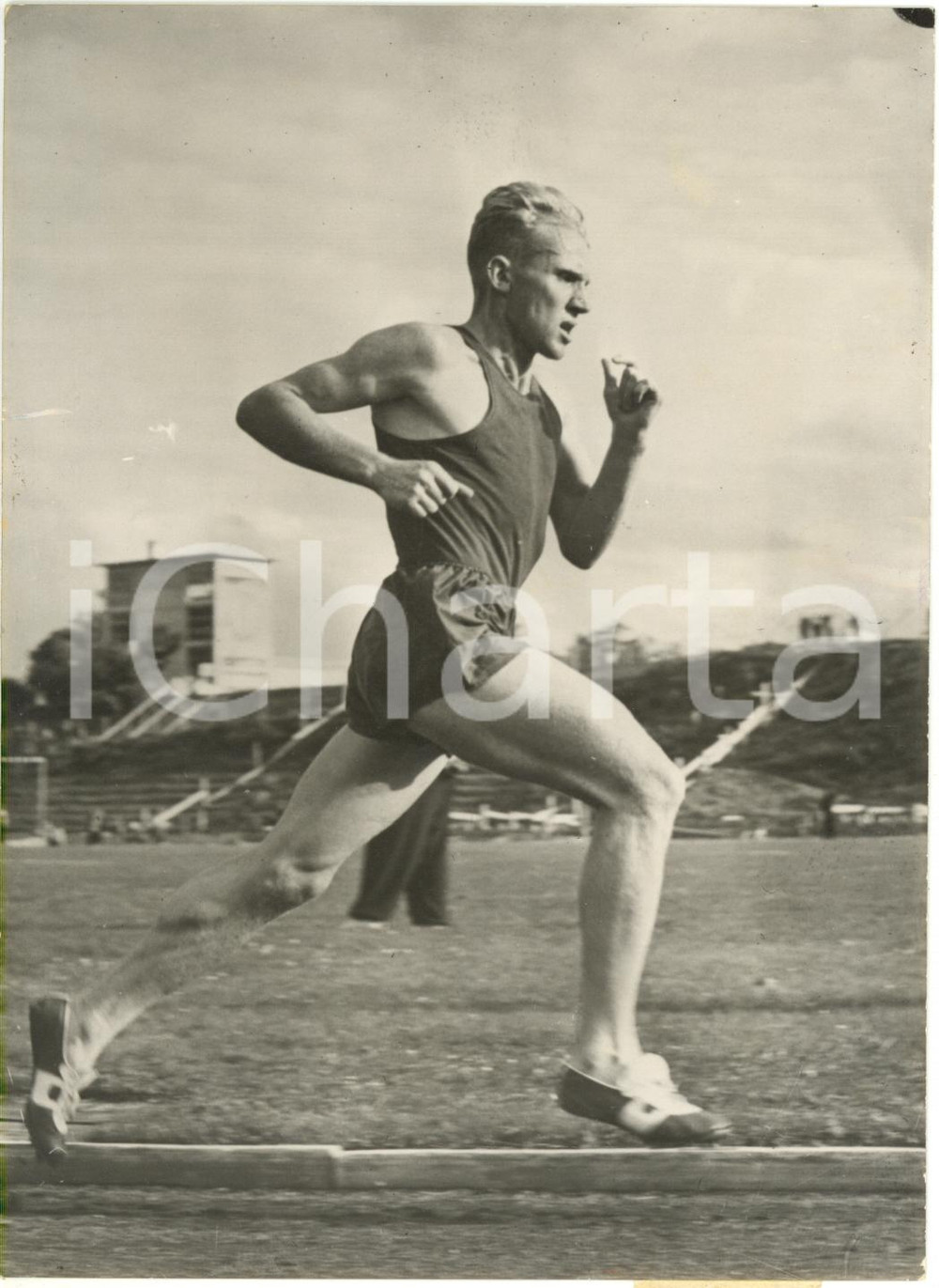 1954 BERNA Vladimir KUC si allena nei 5000 metri per Campionati Europei Atletica
