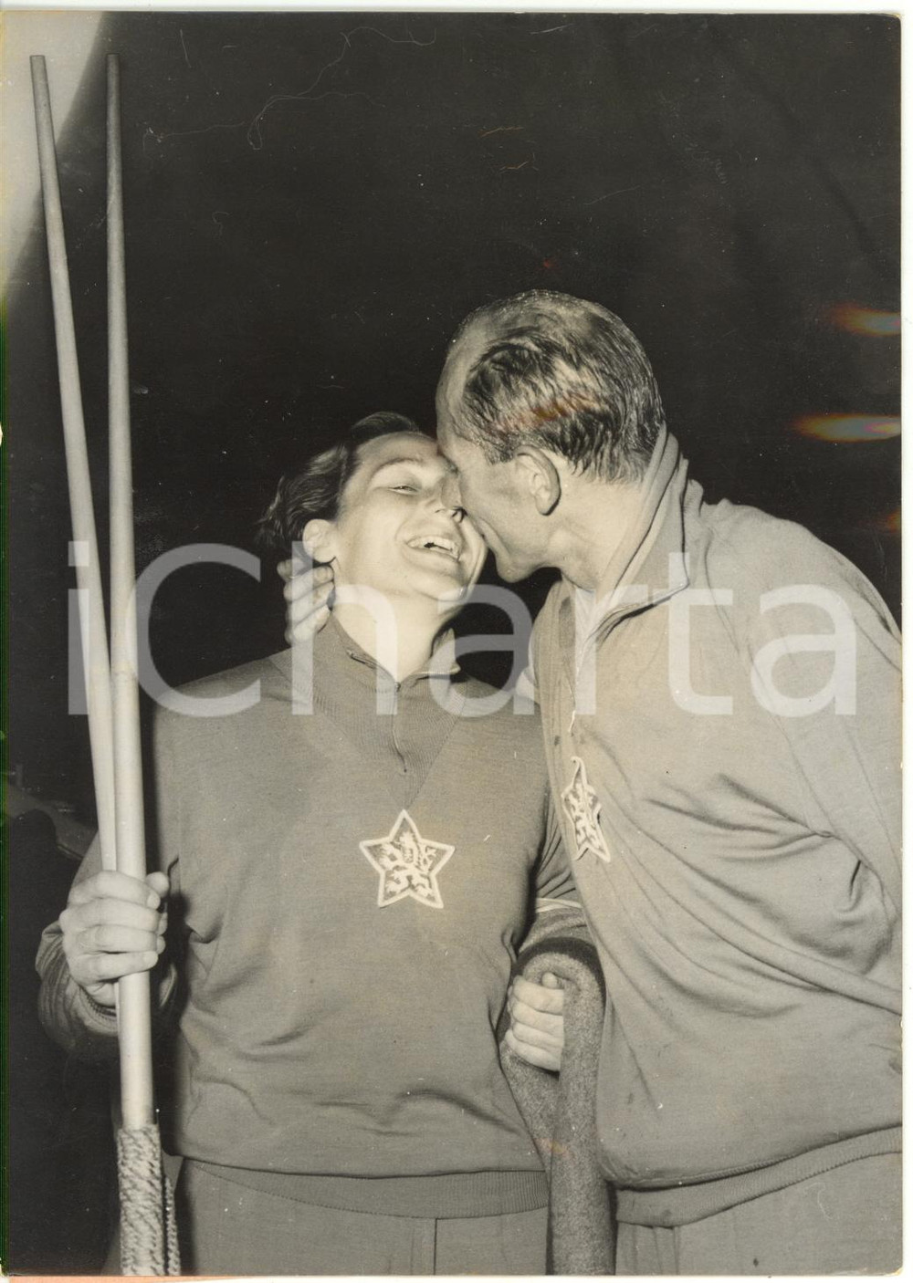 Fotografia d epoca originale 1954 BERNA Campionati Europei Atletica  Emil ZÃTOPEK bacia Dana ZÃTOPKOVÃ Foto 1