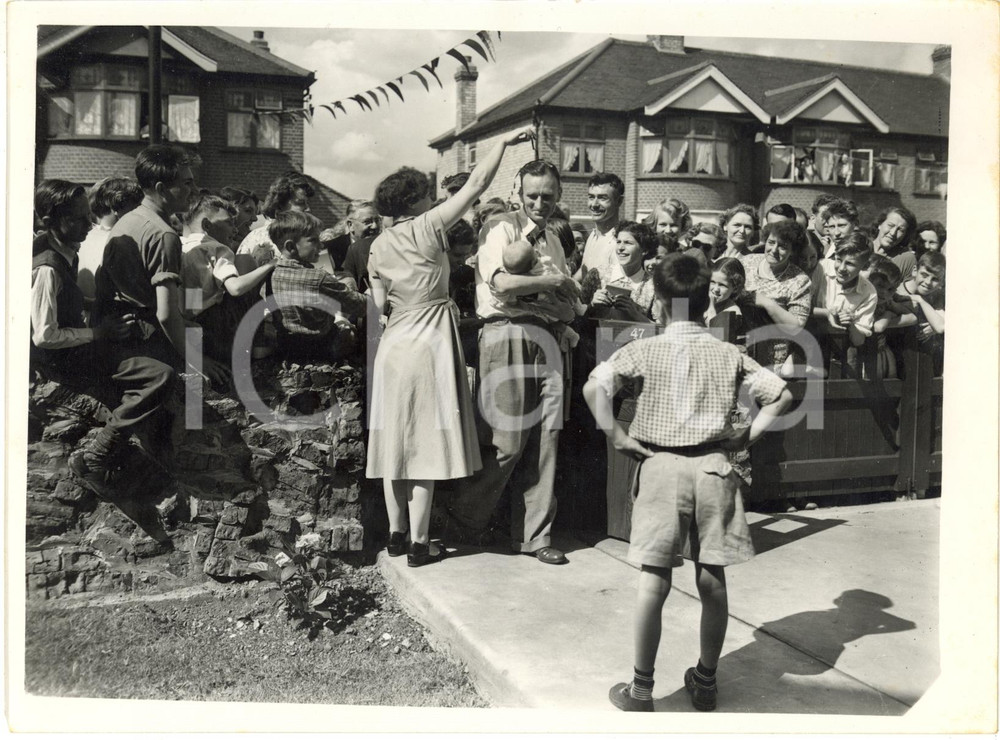 1954 CHADWELL HEATH - Jim PETERS torna a casa dopo gli Empire Games di Vancouver