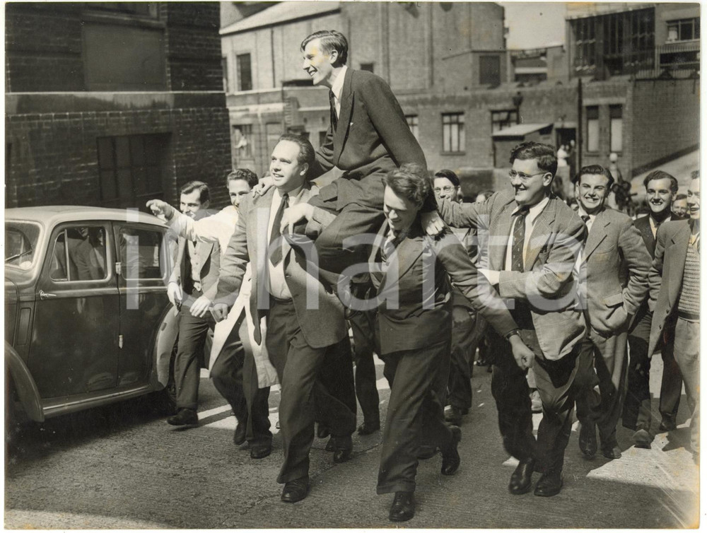 1954 LONDRA St Mary's Hospital - Roger BANNISTER portato in trionfo dai compagni