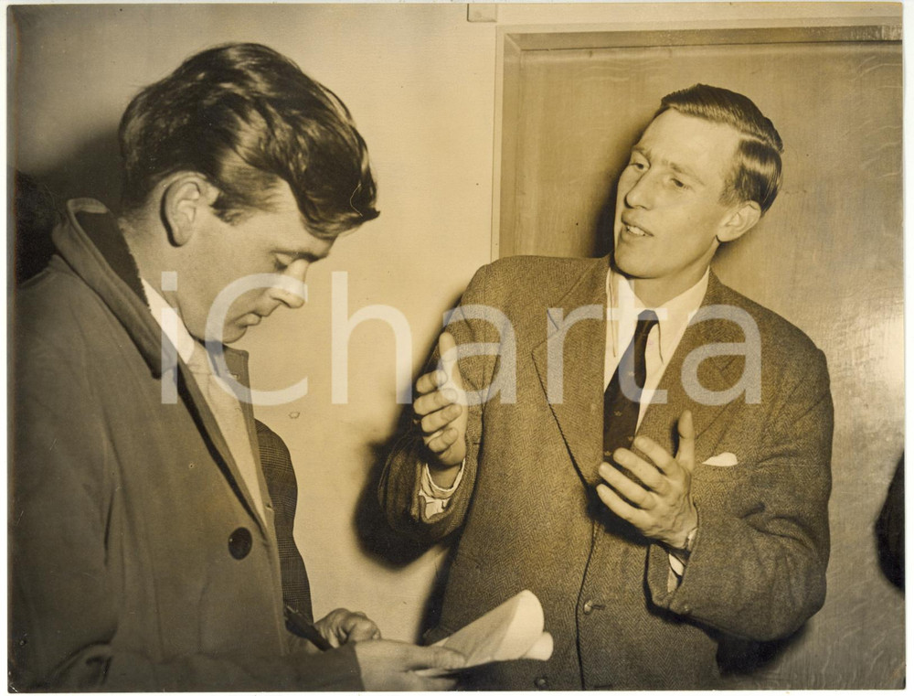 1954 OXFORD ATHETICS - Roger BANNISTER intervistato da un giornalista *Foto  Fotografia d'epoca con didascalia coeva al verso.  CONDIZIONI: FAIR (lievi piegature; ampio alone) FORMATO: 20x15 cm     originale e autentica 1