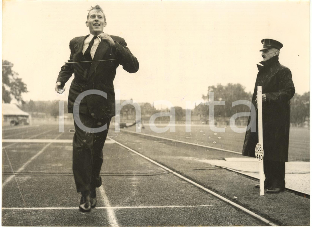 1954 LONDON Hurlingham Park - Roger BANNISTER inaugura la pista sotto la pioggia