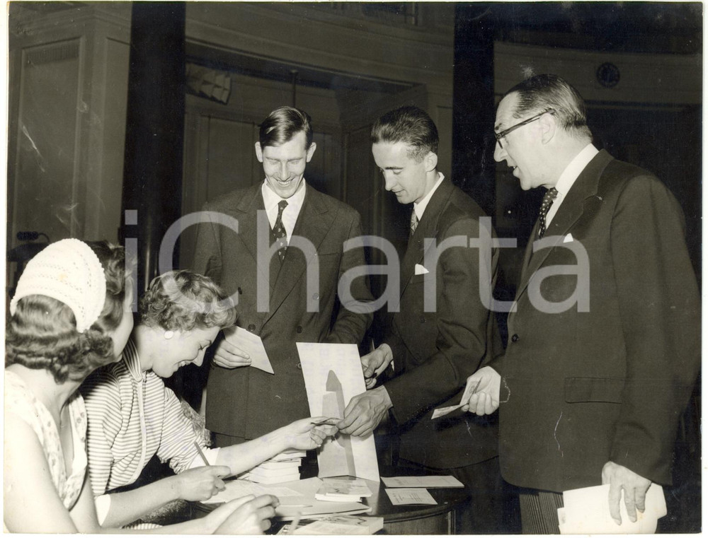 1955 LONDON County Hall - Roger BANNISTER Gordon PIRIE Walter MONCKTON *Photo