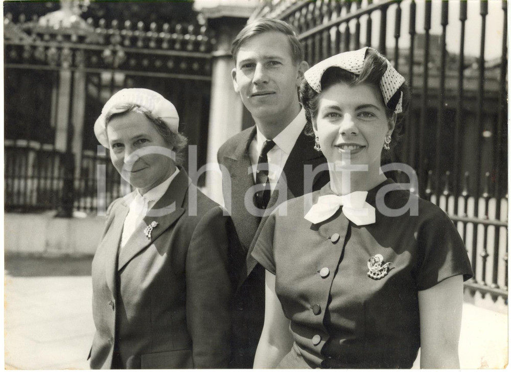 1955 LONDON Buckingham Palace - Roger BANNISTER con moglie Moyra e madre Alice