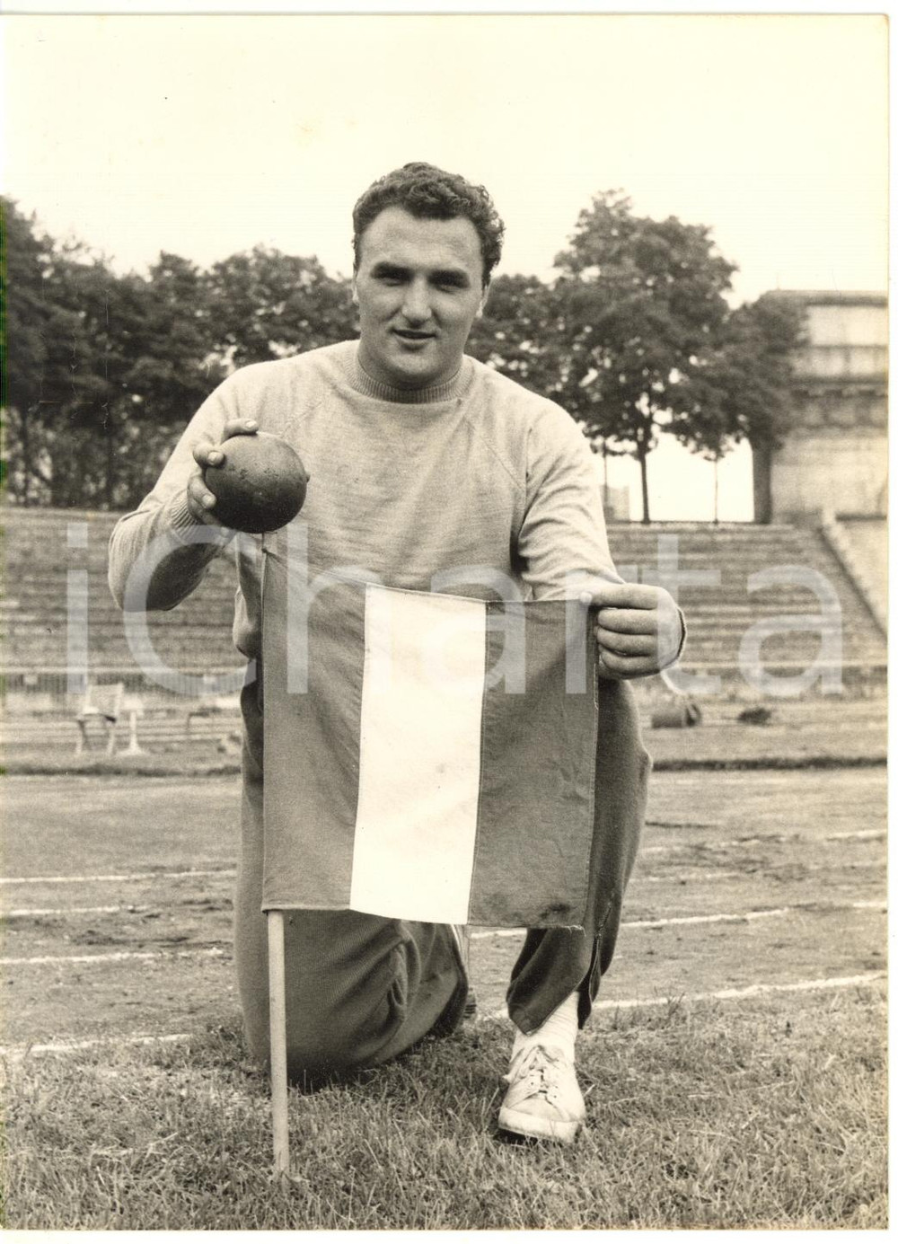 1957 MILANO - ARENA CIVICA Silvano MECONI posa con peso e tricolore *Foto 13x18