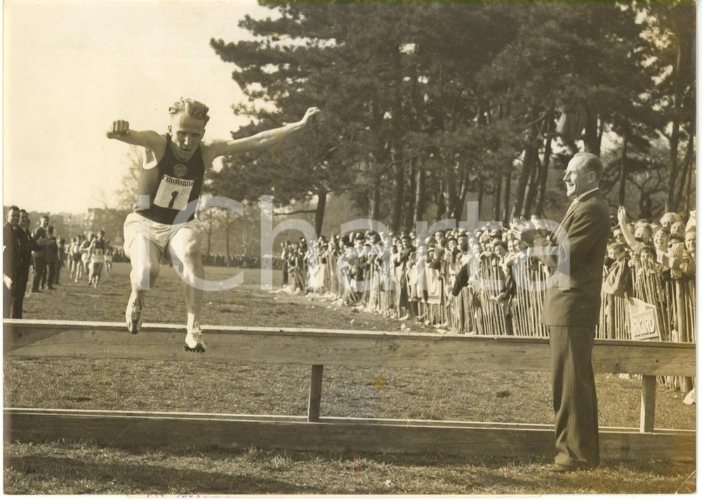 Fotografia d epoca originale 1957 VINCENNES Cross de l Huma  Emil ZÃTOPEK sostiene Vladimir KUC durante gara 1