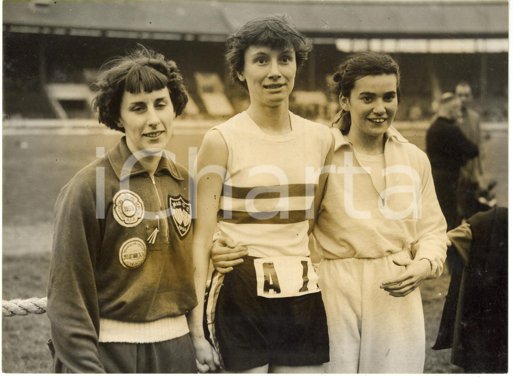 1954 LONDON White City Stadium - Anne OLIVER Diane LEATHER Norah SMALLEY *Photo