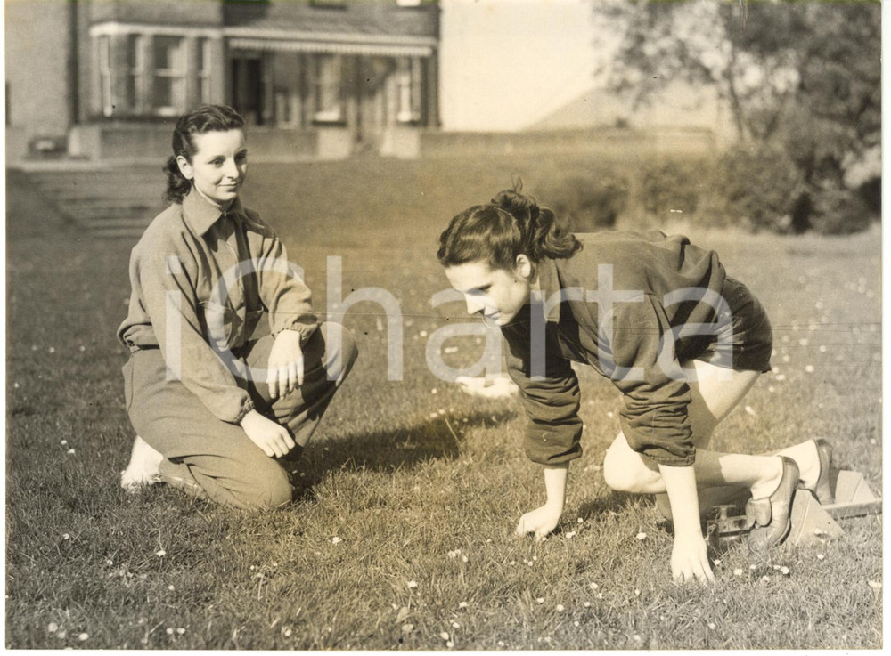 1954 GREAT YARMOUTH Sprinter Anne PASHLEY training with her sister Doreen *Photo