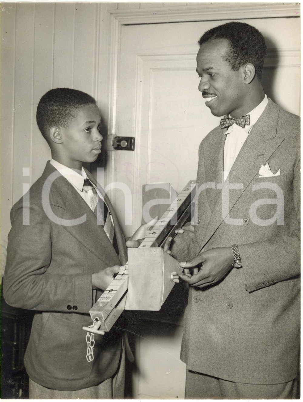 1954 ATLETICA McDonald BAILEY regala blocchi di partenza a Wally THOMPSON *Foto