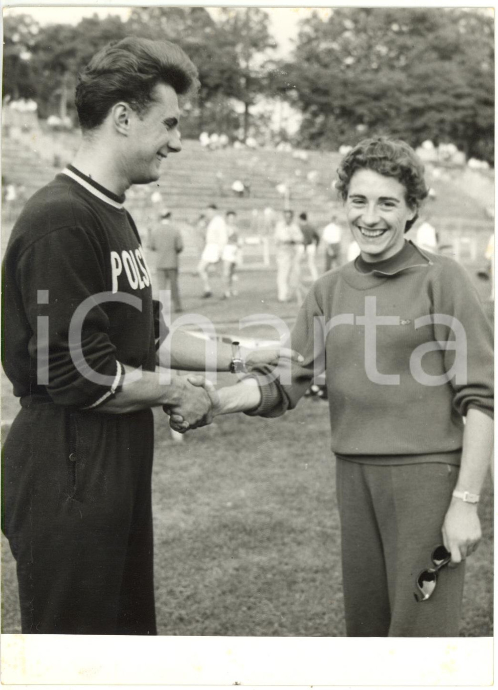 Fotografia d epoca originale 1956 MILANO  ARENA CIVICA Giuseppina LEONE stringe la mano a Janusz SIDÅO Foto 1