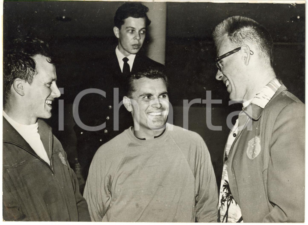 1956 MELBOURNE Birger ASPULND e Erik UDDEBOM discutono con József CSERMÁK *Foto