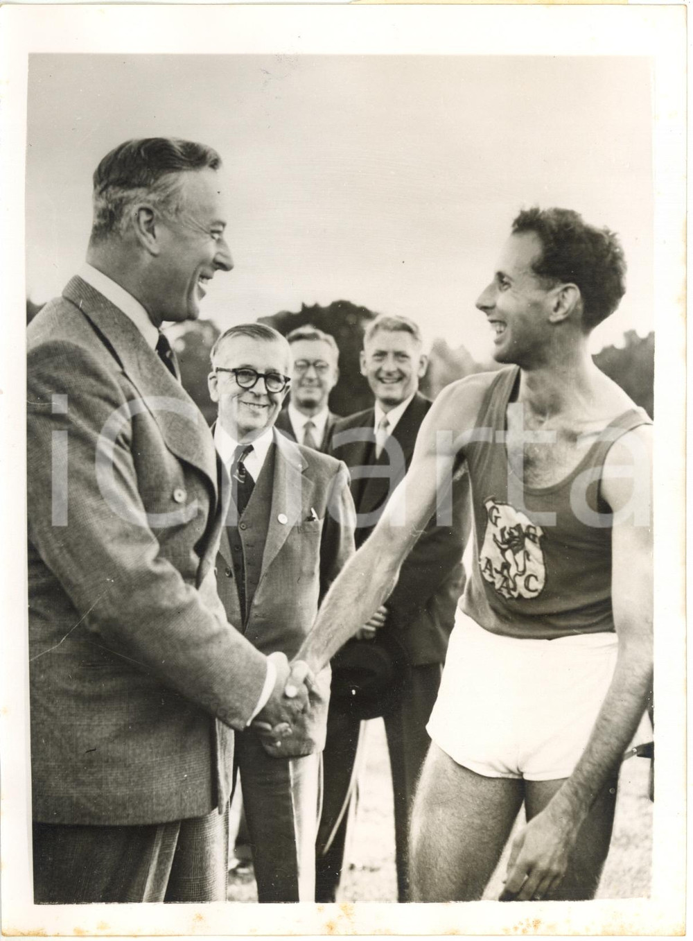1956 MELBOURNE ATLETICA - Lord Louis MOUNTBATTEN si congratula con John LANDY 