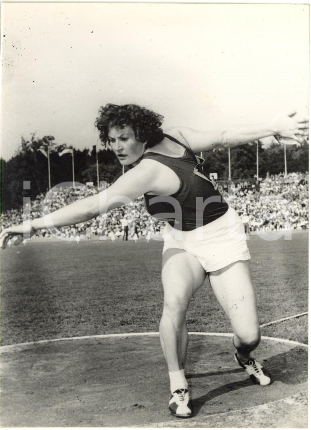 1956 LONDRA ATLETICA Lancio del disco - Nina PONOMARËVA durante meeting UK/URSS