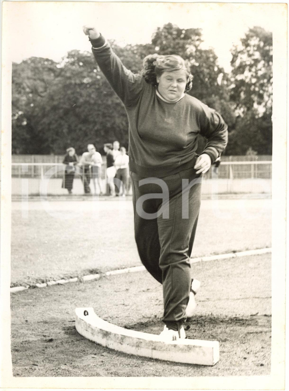1956 LONDON HURLINGHAM CLUB Tamara TISCHIKIEVICH si allena al getto del peso