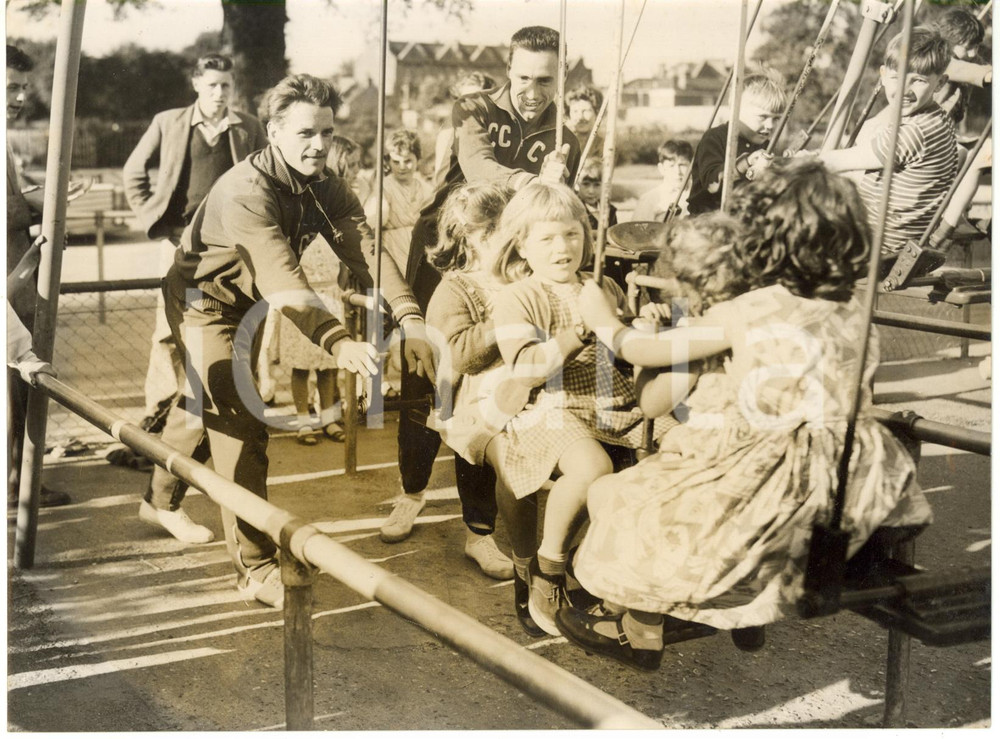 1957 LONDON Hurlingham Club - Igor ILLIN e Vitali CHERNOBAI giocano con bambini