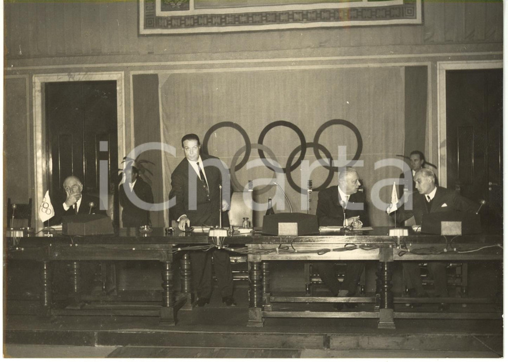 1958 ROMA - CONI Giulio ONESTI presiede Consiglio direttivo al FORO ITALICO Foto