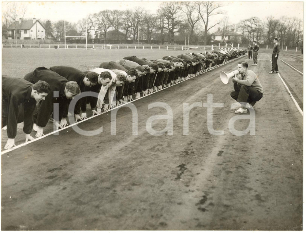 1958 LONDON MOTSPUR PARK - Geoffrey DYSON tiene corso estivo per giovani atleti