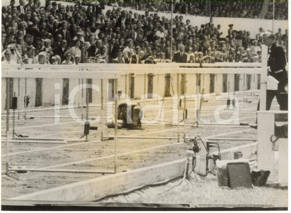 1958 CARDIFF ARMS PARK Jacobus MALAN infortunio durante Commonwealth Games *Foto  Fotografia d'epoca con didascalia coeva al verso.  CONDIZIONI: FAIR (ampio alone) FORMATO: 20x15 cm     originale e autentica 1