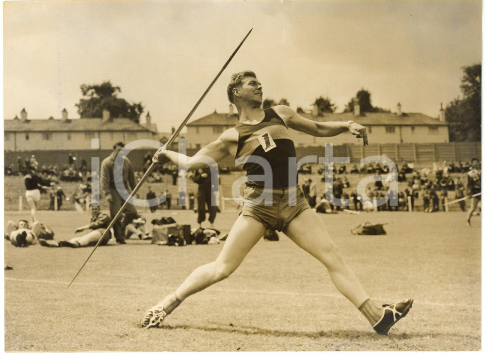 1958 UXBRIDGE RAF STADIUM Javelin throw - Colin SMITH at Southern Championships  Fotografia d'epoca con didascalia coeva al verso.  CONDIZIONI: FAIR (lievi piegature; minima sovraimpressione della didascalia; piccole tracce di inchiostro blu) FORMATO: 20x15 cm     originale e autentica 1