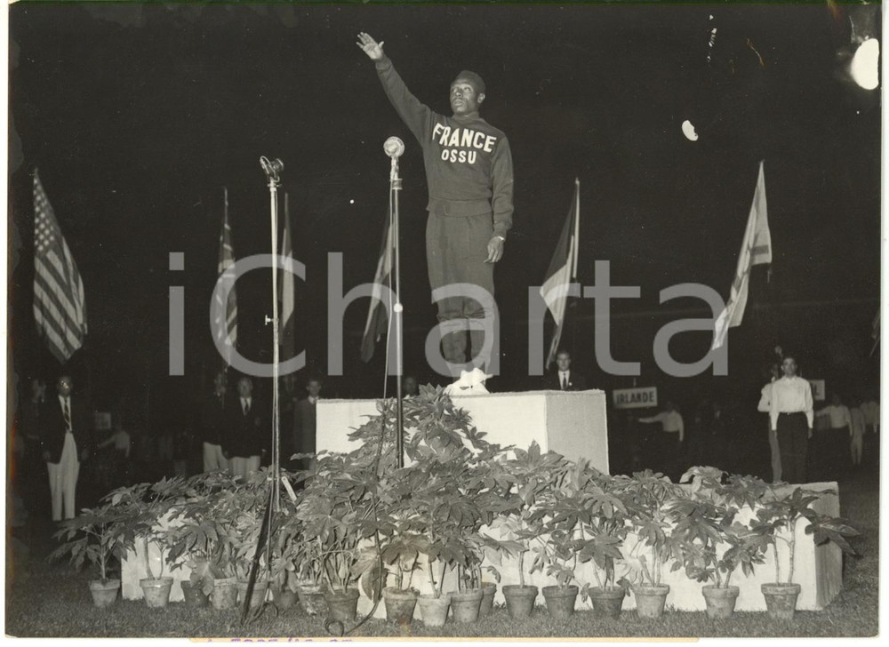 1957 PARIGI ATLETICA - Ernest WANKO pronuncia giuramento dei Giochi Universitari  Fotografia d'epoca con didascalia coeva.  CONDIZIONI: G (lieve ondulatura del margine inferiore; vari aloni) FORMATO: 18x13 cm     originale e autentica 1