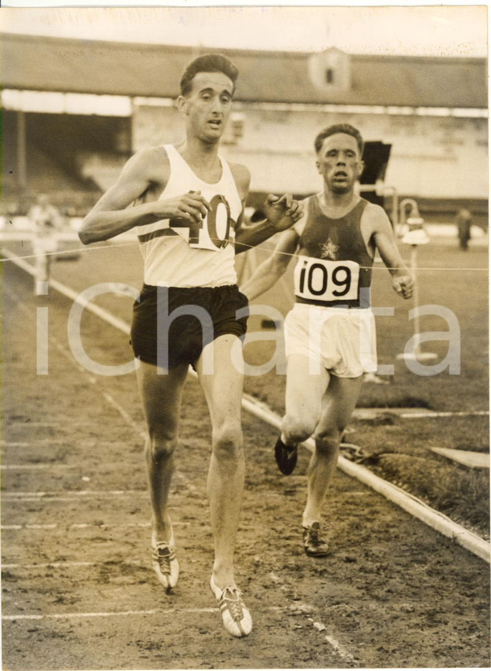 1957 LONDON White City Stadium - Gordon PIRIE wins the international 5000m event