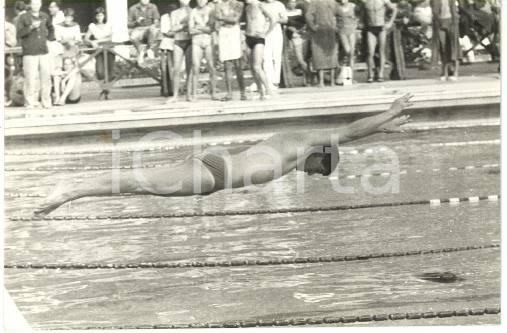 1959 GENOVA Campionati assoluti NUOTO - Giorgio BOLZONI Partenza gara 100m *Foto  Fotografia d'epoca con didascalia coeva al verso.  CONDIZIONI: G (lievi difetti di stampa) FORMATO: 18x12 cm     originale e autentica 1
