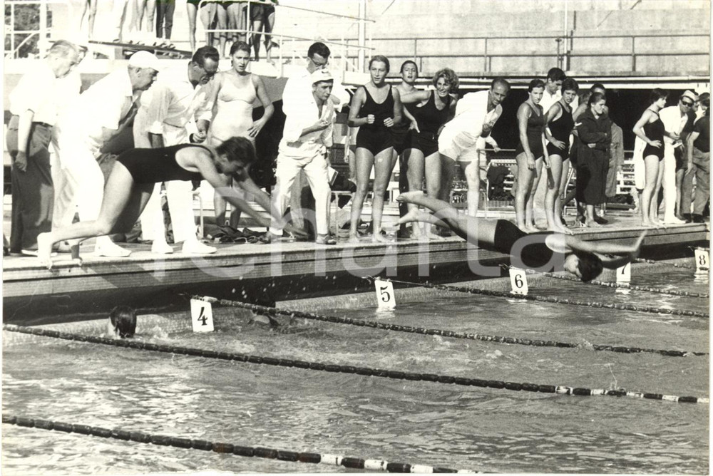 1959 GENOVA Campionati assoluti NUOTO Staffetta 4x100 stile libero femminile (1)  Fotografia d'epoca.  CONDIZIONI: G (lieve strappo al margine inferiore) FORMATO: 18x12 cm     originale e autentica 1
