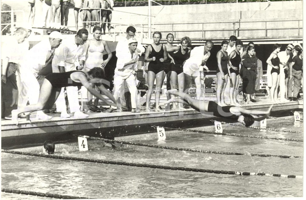 1959 GENOVA Campionati assoluti NUOTO - Staffetta 4x100 stile libero femminile   Fotografia d'epoca con didascalia coeva al verso.  CONDIZIONI: G (sovraimpressione della didascalia) FORMATO: 18x12 cm     originale e autentica 1