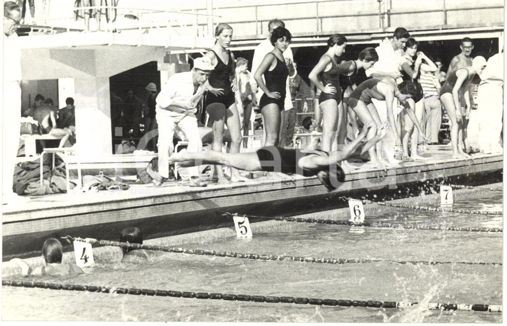 1959 GENOVA Campionati assoluti NUOTO Staffetta 4x100 stile libero femminile (2)  Fotografia d'epoca con didascalia coeva al verso.  CONDIZIONI: G (sovraimpressione della didascalia) FORMATO: 18x12 cm     originale e autentica 1