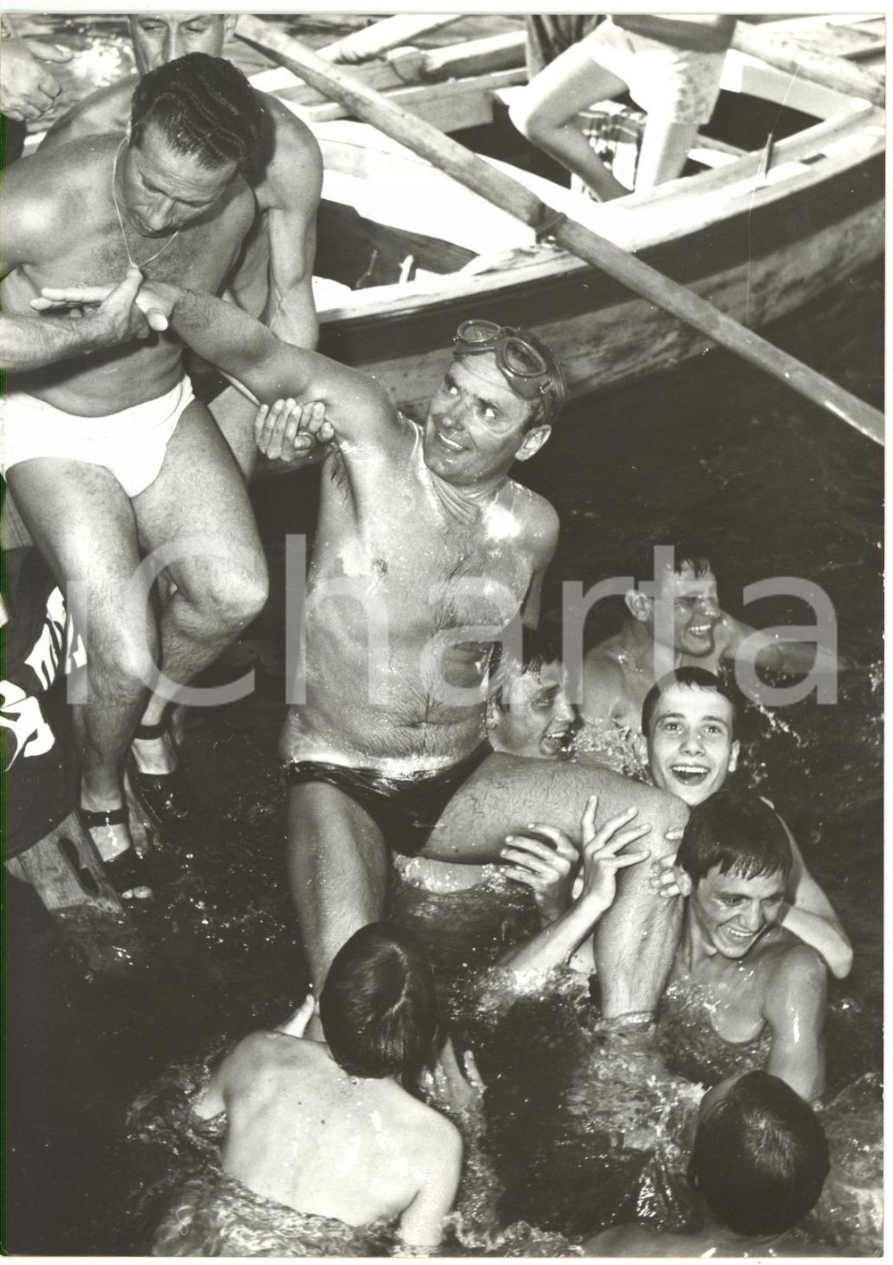 1959 TRAVERSATA CAPRI-NAPOLI - Vincitore Laszlo KOVATS festeggiato da scugnizzi