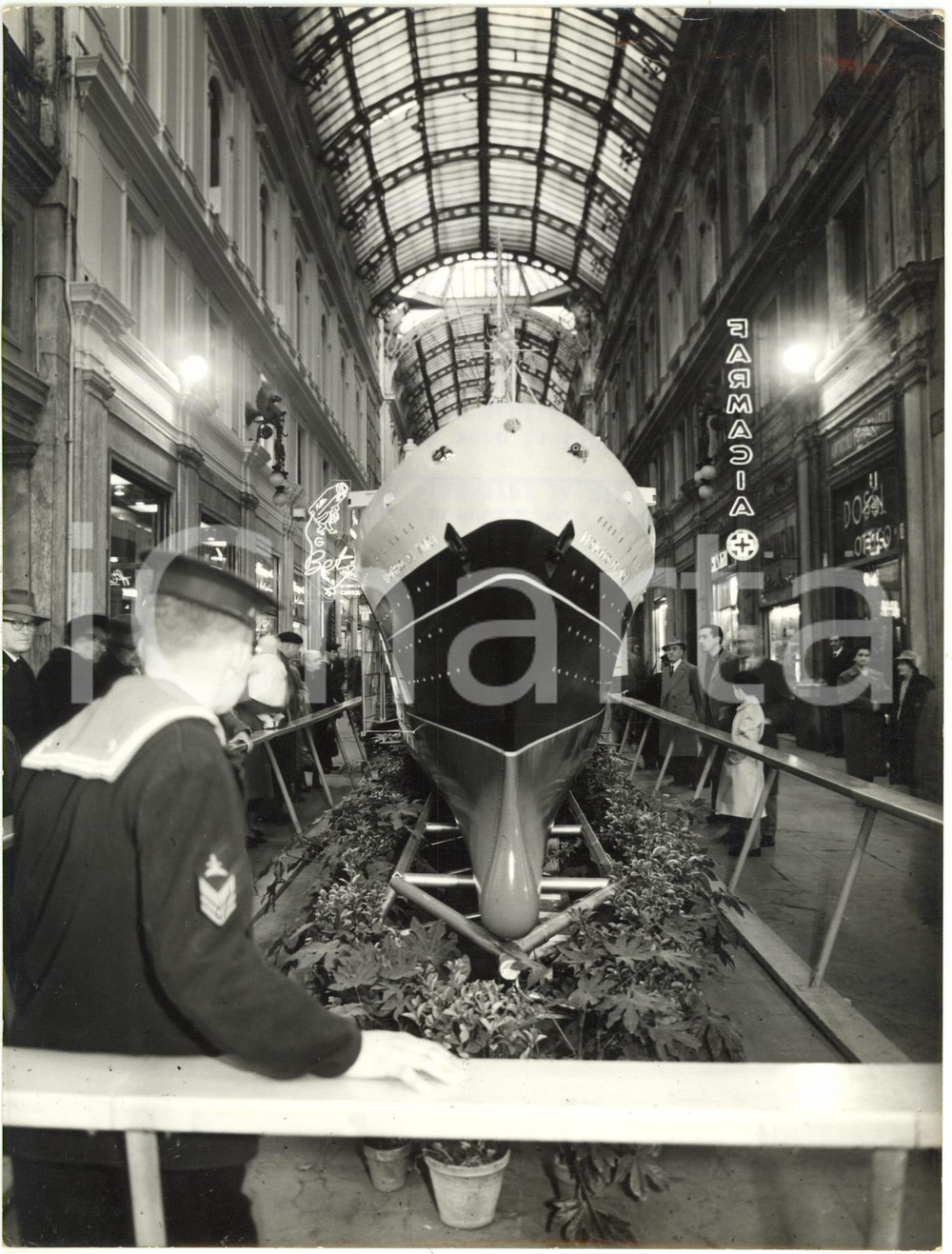 1960 GENOVA - GALLERIA MAZZINI Marinaio osserva modellino T/N LEONARDO DA VINCI