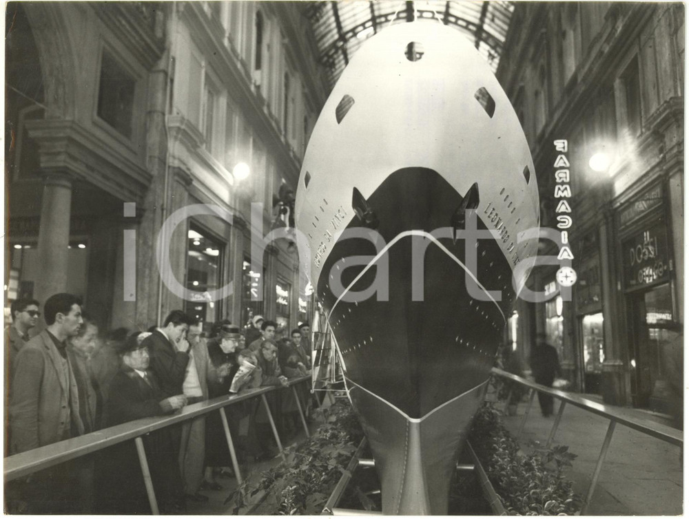 1960 GENOVA - GALLERIA MAZZINI Folla osserva modellino T/N LEONARDO DA VINCI
