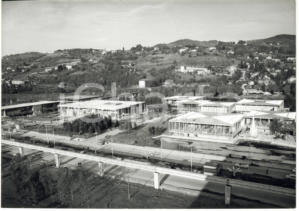 1961 TORINO Expo ITALIA '61 - Veduta dei padiglioni in costruzione *Foto 18x13  Fotografia d'epoca con didascalia coeva al verso.  CONDIZIONI: G FORMATO: 18x13 cm     originale e autentica 1