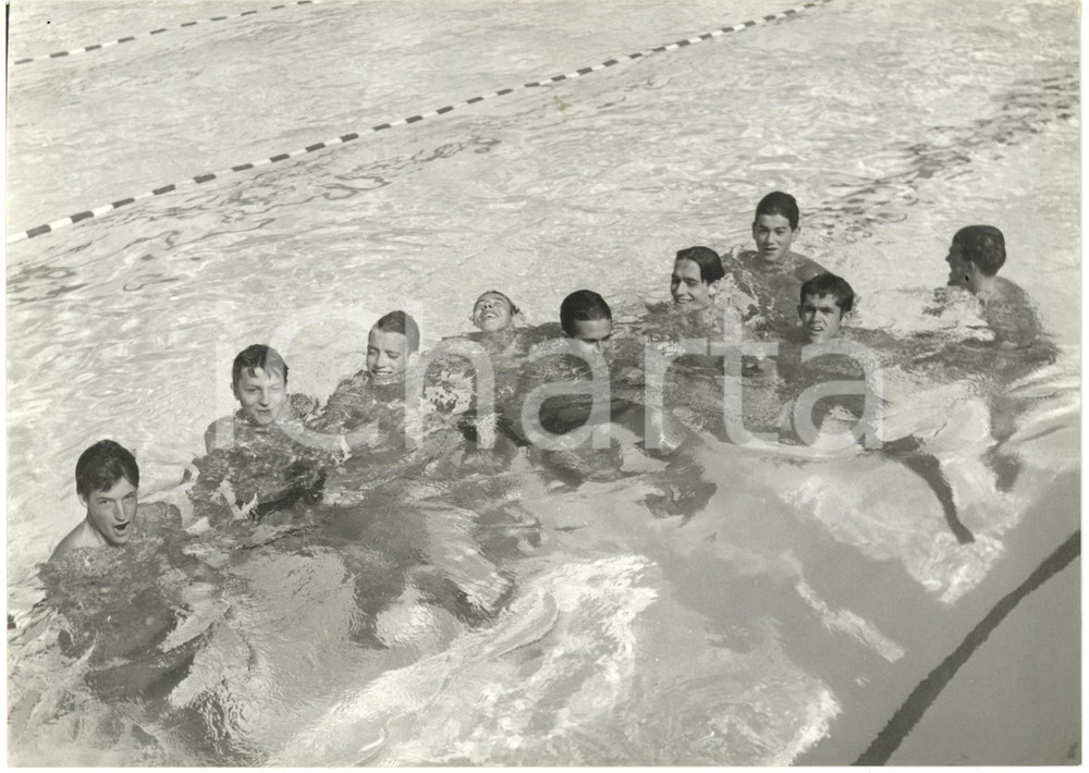 1959 TORINO UNIVERSIADI NUOTO - Allenamento della squadra spagnola *Foto 18x13  Fotografia d'epoca con didascalia coeva al verso.  CONDIZIONI: G (sovraimpressione della didascalia) FORMATO: 18x13 cm     originale e autentica 1