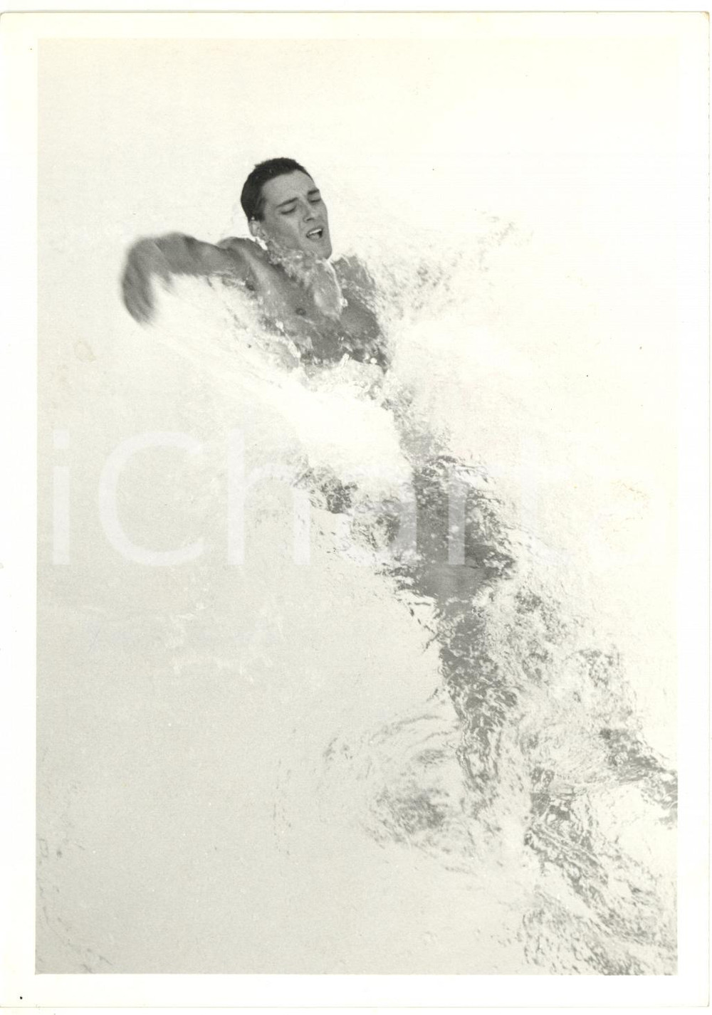 1959 TORINO NUOTO - Giberto ELSA durante le UNIVERSIADI *Foto 13x18  Fotografia d'epoca con didascalia coeva al verso.  CONDIZIONI: FAIR (lievi piegature; minimi aloni; sovraimpressione della didascalia) FORMATO: 13x18 cm     originale e autentica 1