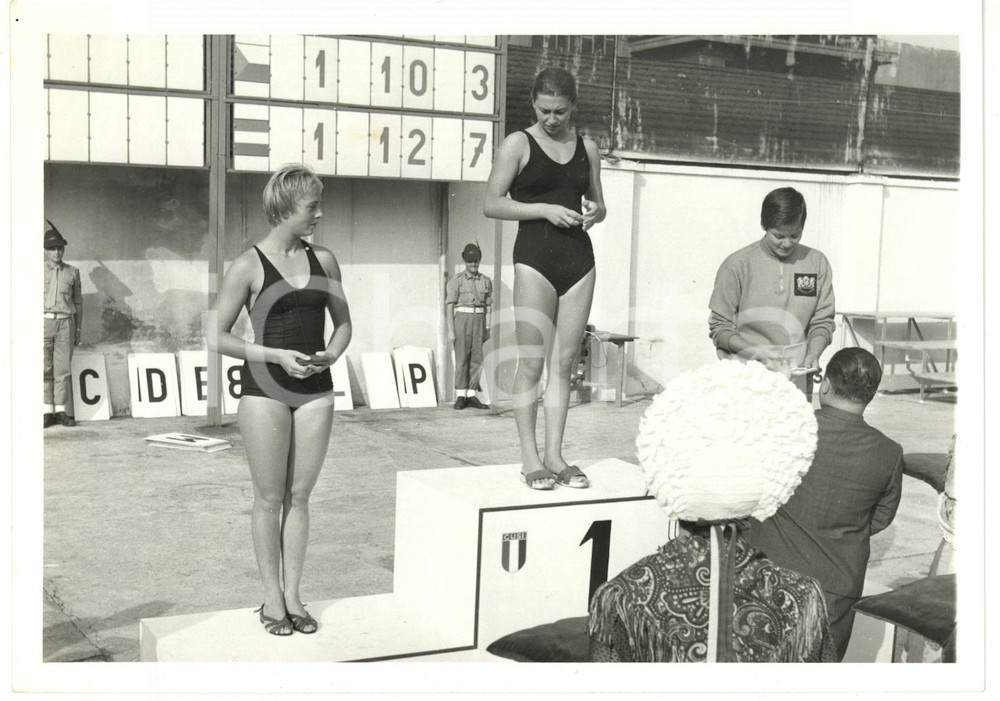 1959 TORINO UNIVERSIADI NUOTO - Maria Grazia SACCO e Koosje VAN VOORN *Foto  Fotografia d'epoca con didascalia coeva al verso.  CONDIZIONI: G  FORMATO: 18x13 cm     originale e autentica 1