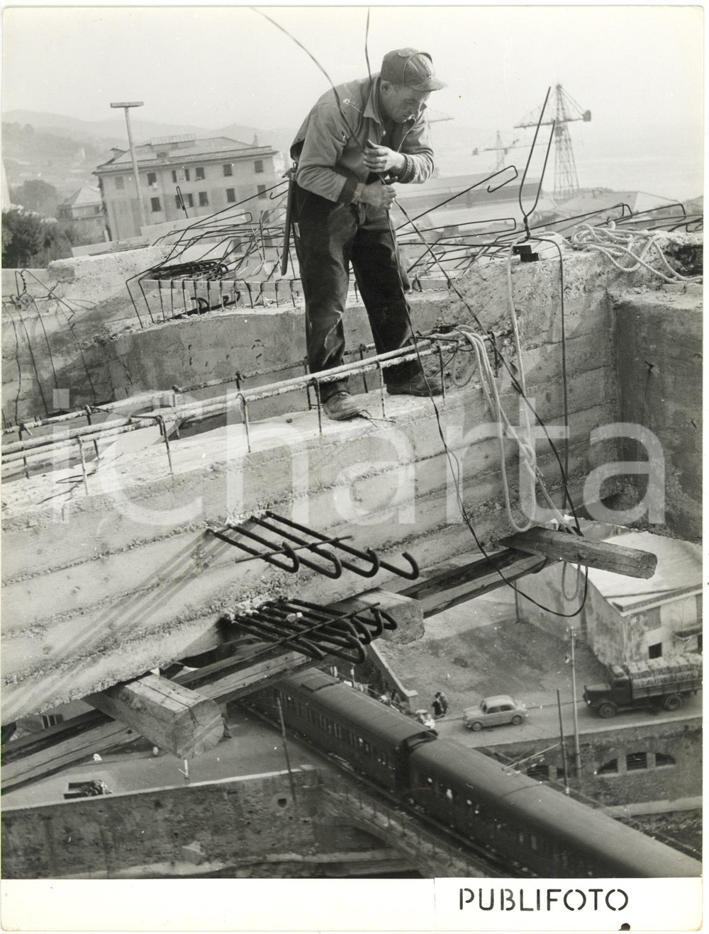 1955 ca ITALIA Carpentiere durante costruzione di ponte in cemento armato *Foto  Fotografia d'epoca con didascalia coeva al verso.  CONDIZIONI: FAIR (lievi piegature e aloni) FORMATO: 18x24 cm     originale e autentica 1