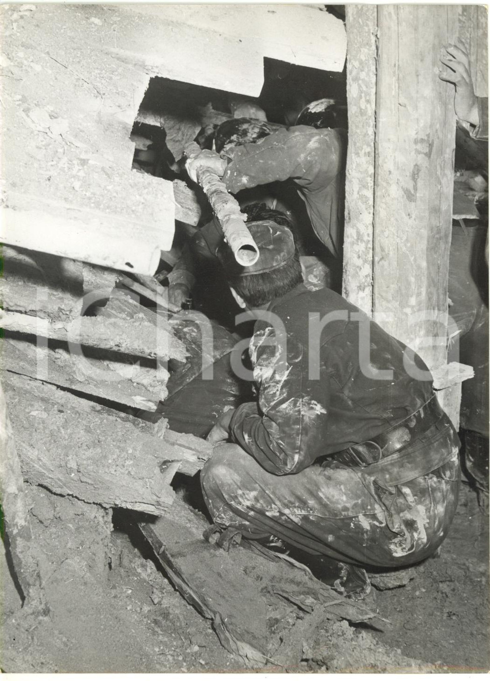 1953 MILANO Crollo ponteggio VIA SAN NICOLAO - Intervento VIGILI DEL FUOCO (2)  Fotografia d'epoca con didascalia coeva al verso.  CONDIZIONI: G (minime ondulature) FORMATO: 13x18 cm     originale e autentica 1