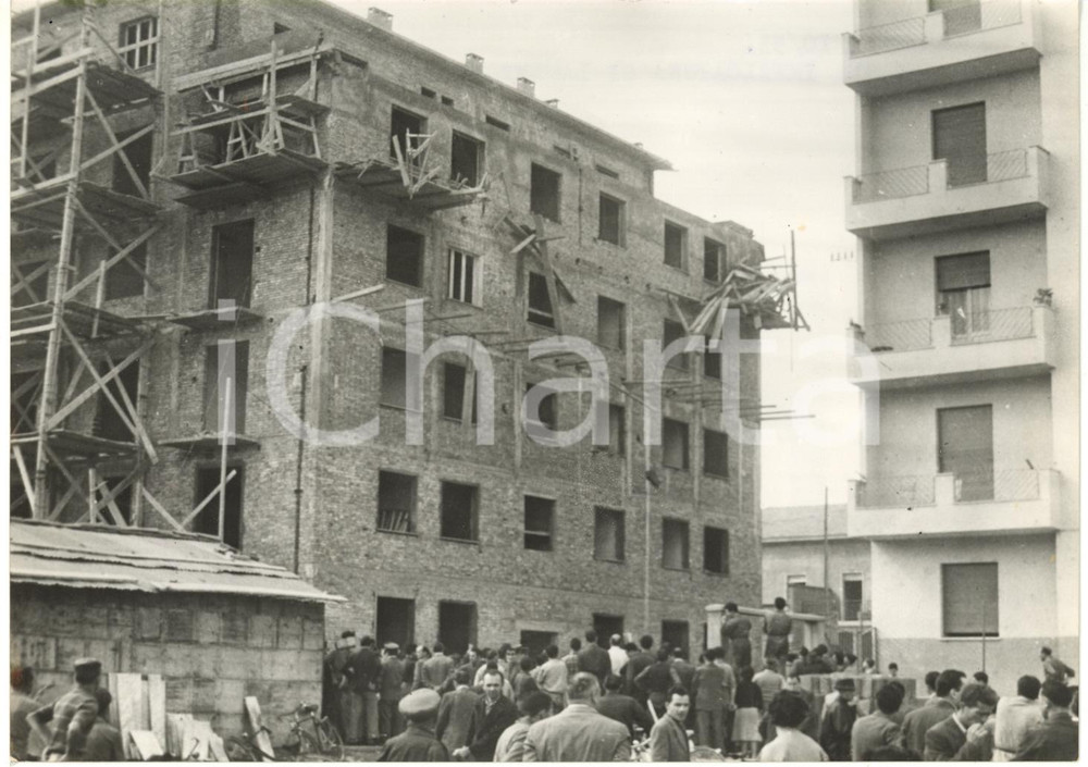 1953 MODENA Crollo ponteggio - Folla di curiosi attorno al cantiere edile *Foto  Fotografia d'epoca con didascalia coeva al verso.  CONDIZIONI: FAIR (minime ondulature e aloni ai margini; sovraimpressione della didascalia) FORMATO: 18x13 cm     originale e autentica 1