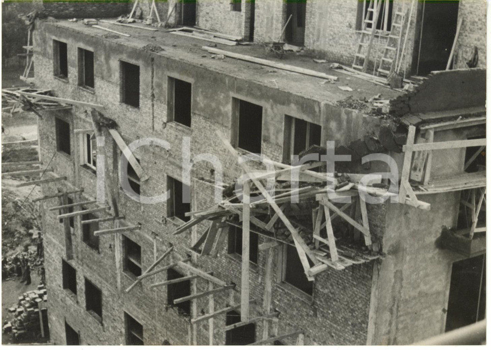 1953 MODENA - Crollo ponteggio di edificio in costruzione *Foto 18x13  Fotografia d'epoca con didascalia coeva al verso.  CONDIZIONI: G (sovraimpressione della didascalia) FORMATO: 18x13 cm     originale e autentica 1