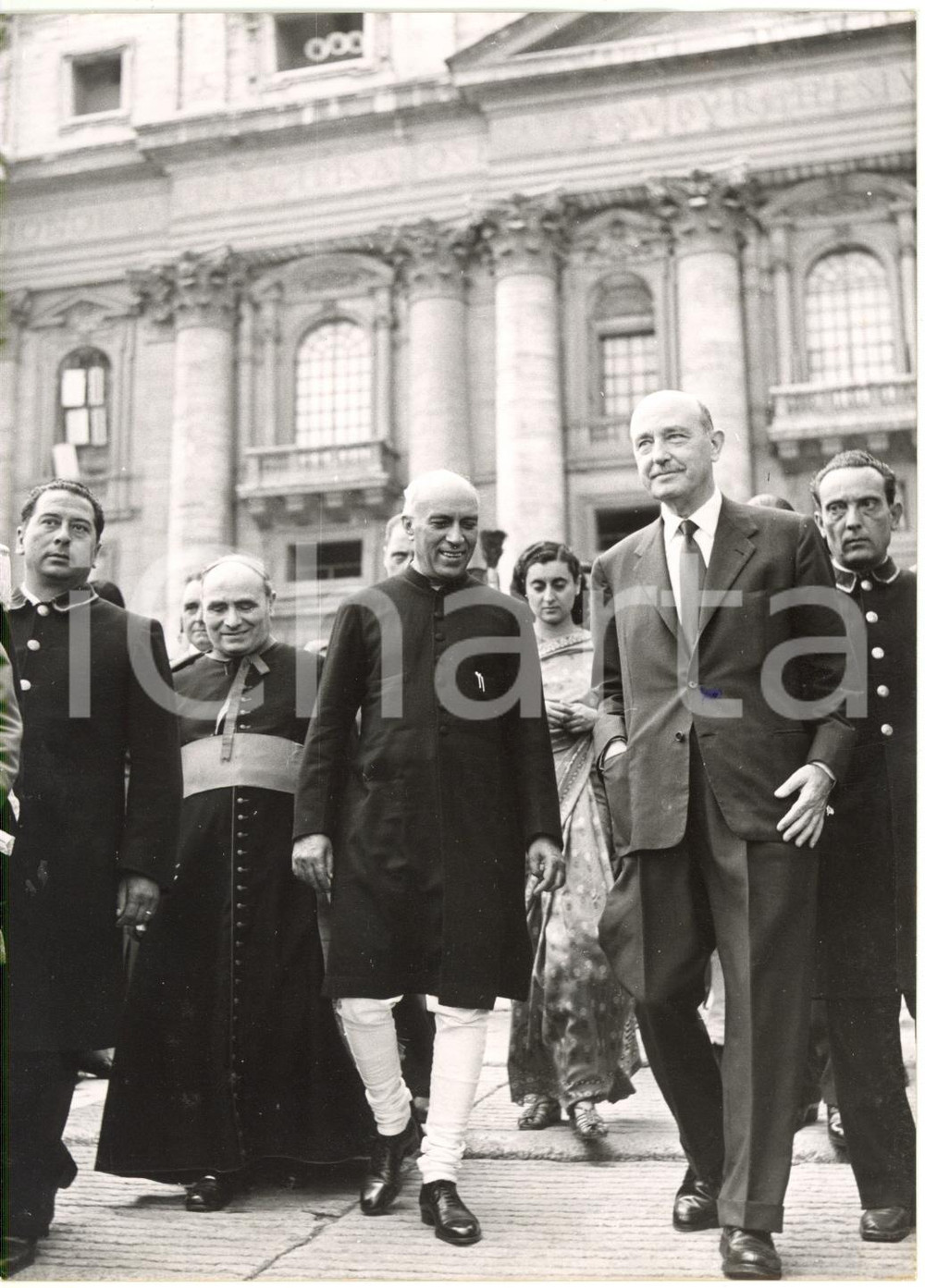1955 ROMA PIAZZA SAN PIETRO Premier indiano Jawaharlal NEHRU dopo udienza papale