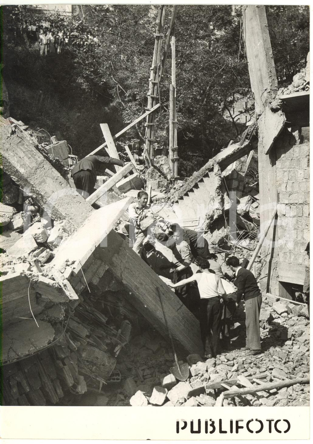 1955 NAPOLI - VOMERO Crollo edificio Via Bonito - Soccorritori tra le macerie