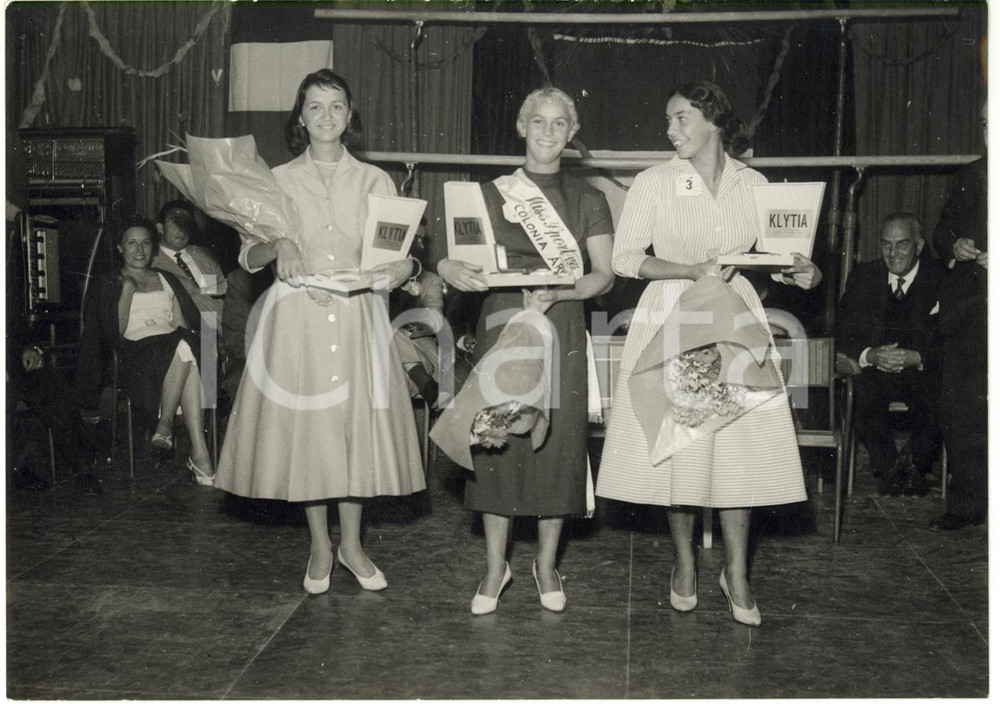 1957 USCIO (GE) Colonia ARNALDI - Premiazione MISS SPORT *Foto 18x13  Fotografia d'epoca con didascalia coeva al verso.  CONDIZIONI: G (minime piegature; lievi difetti di stampa) FORMATO: 18x13 cm     originale e autentica 1